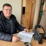 Директор ДК «Звезда» Сергей Улеско листает заключение экспертной
комиссии по результатам обследования театральной такелажной системы